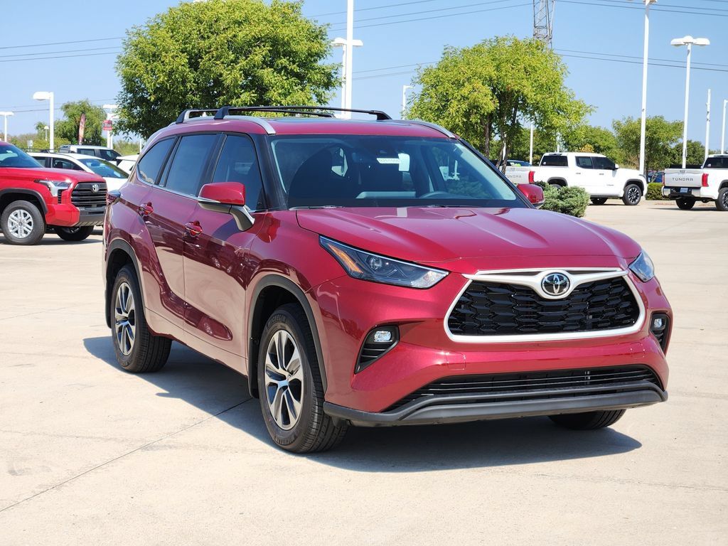 New 2026 Toyota Highlander AWD image 3