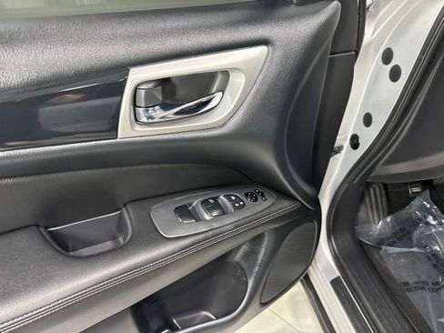 Used 2020 Nissan Pathfinder S AWD/4WD image 10