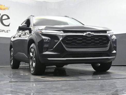 Used 2024 Chevrolet Trax LT w/ Driver Confidence Package FWD image 3