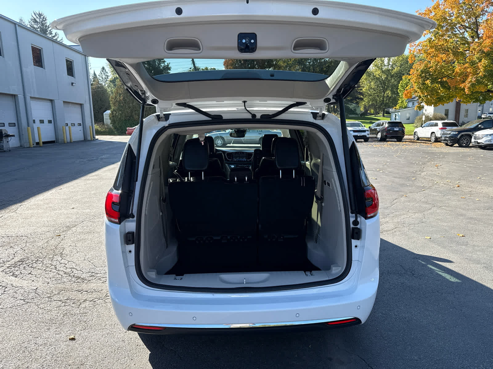 Used 2024 Chrysler Pacifica Limited w/ Uconnect Theater Family Group FWD image 19