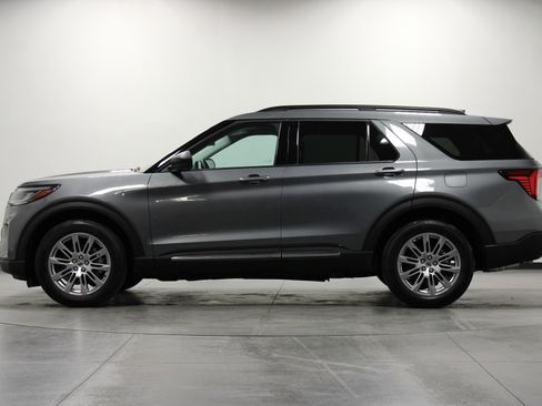 Used 2025 Ford Explorer Active w/ Active Comfort Package image 7