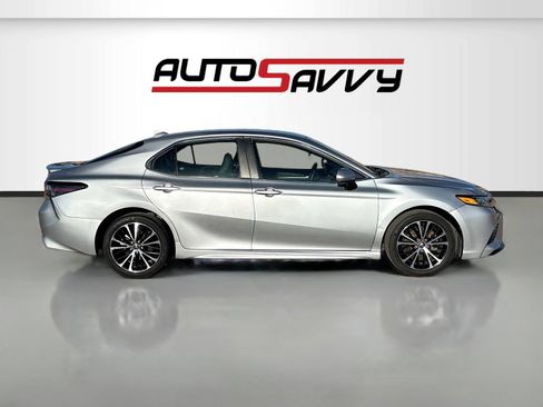 Used 2020 Toyota Camry SE FWD image 8