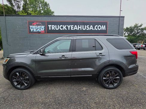 Used 2018 Ford Explorer XLT w/ Equipment Group 202A AWD/4WD image 2