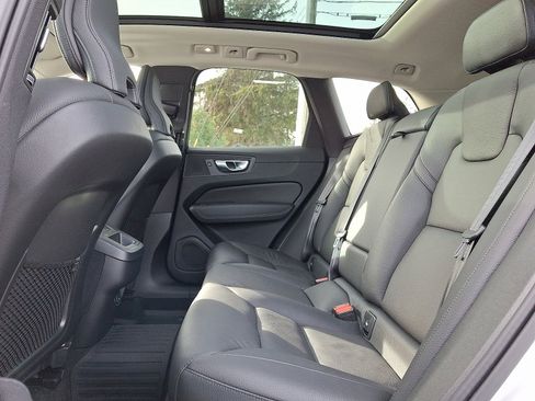 Certified 2022 Volvo XC60 B5 Momentum w/ Climate Package image 10