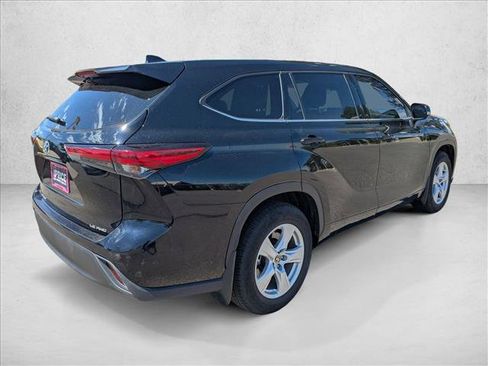 Used 2021 Toyota Highlander LE AWD/4WD image 5