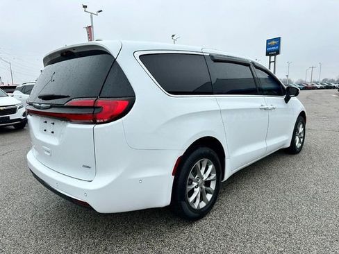 Used 2023 Chrysler Pacifica Touring-L image 7