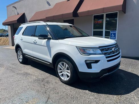 Used 2018 Ford Explorer XLT w/ Equipment Group 201A image 3
