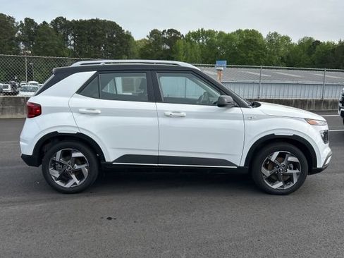 Used 2025 Hyundai Venue Limited image 3