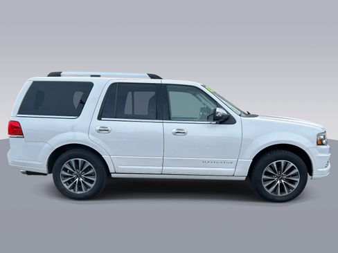 Used 2015 Lincoln Navigator 4WD image 2