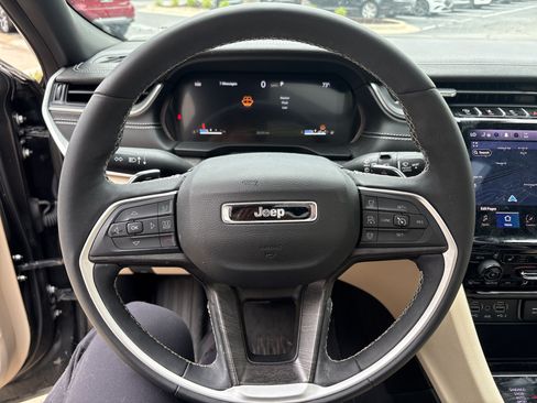 Used 2024 Jeep Grand Cherokee Limited AWD/4WD image 18