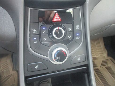 Used 2014 Hyundai Elantra SE w/ Option Group 02 FWD image 28