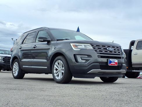 Certified 2017 Ford Explorer XLT w/ Equipment Group 202A FWD image 3