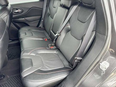Used 2022 Jeep Cherokee Trailhawk w/ Trailhawk Elite Value Package AWD/4WD image 18