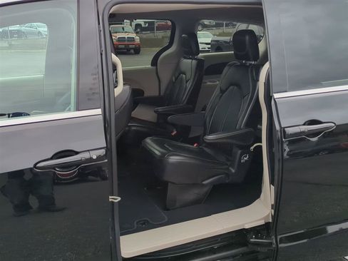 Used 2024 Chrysler Pacifica Touring-L FWD image 11