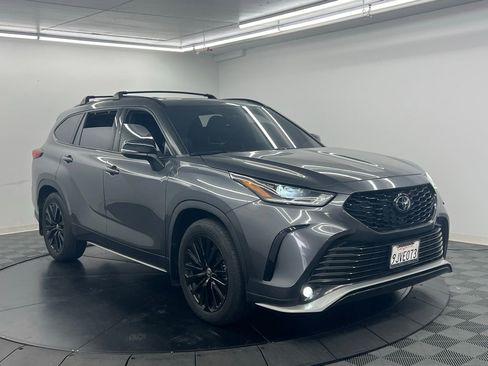 Used 2023 Toyota Highlander XSE image 2