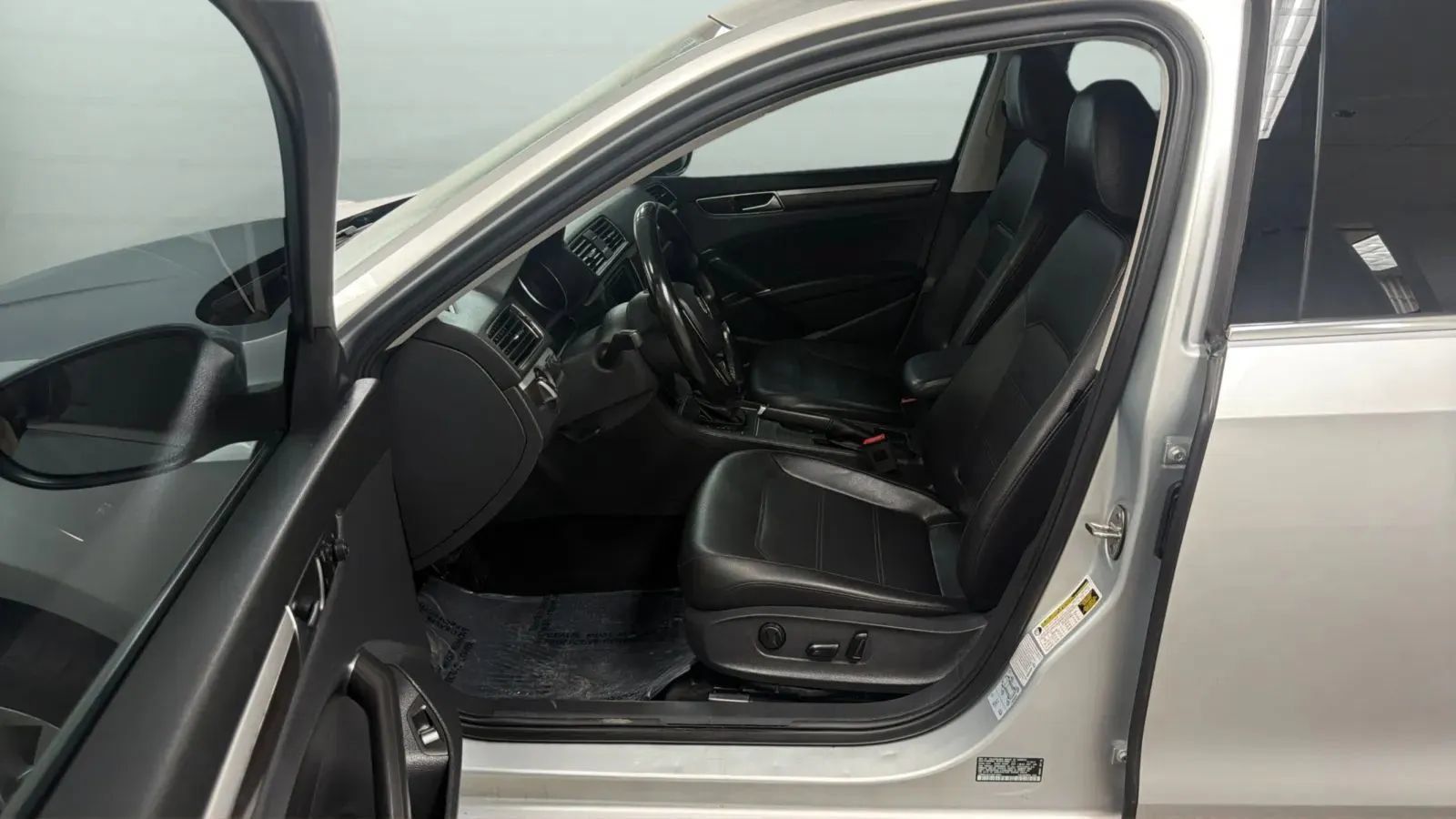 Used 2018 Volkswagen Passat 2.0T SE FWD image 21