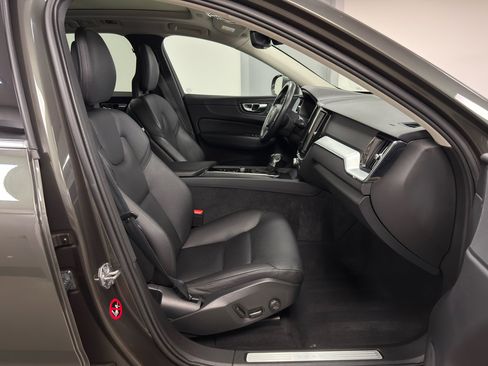 Used 2018 Volvo XC60 T5 Momentum w/ Convenience Package image 10