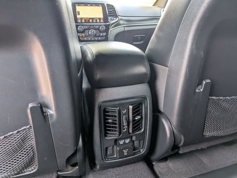 Used 2020 Jeep Grand Cherokee Limited AWD/4WD image 22