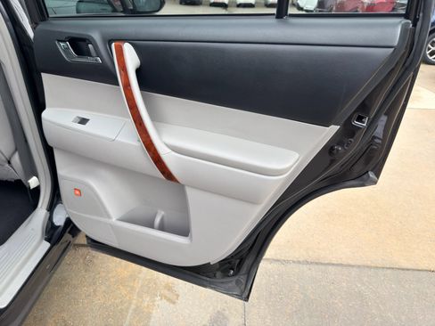Used 2012 Toyota Highlander Limited FWD image 32