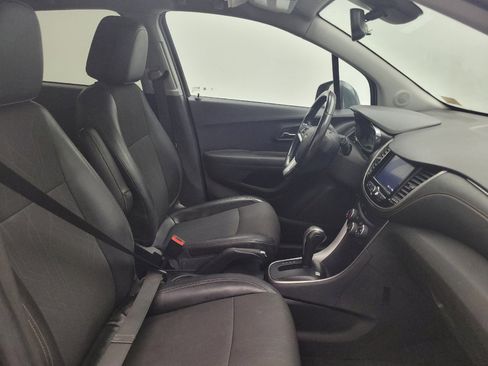 Used 2020 Chevrolet Trax LT w/ LT Convenience Package FWD image 21