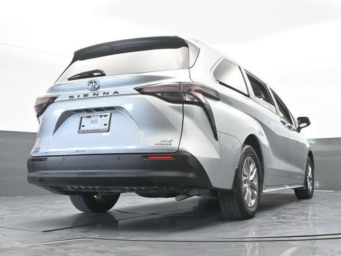 Used 2024 Toyota Sienna XLE FWD image 61