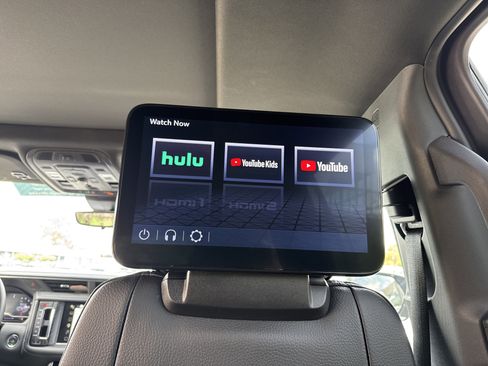 Used 2024 GMC Yukon XL Denali w/ Denali Reserve Package AWD/4WD image 17