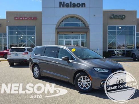 Used 2023 Chrysler Pacifica Touring-L FWD image 1