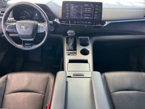 Used 2023 Toyota Sienna XSE w/ XSE Plus Package image 4