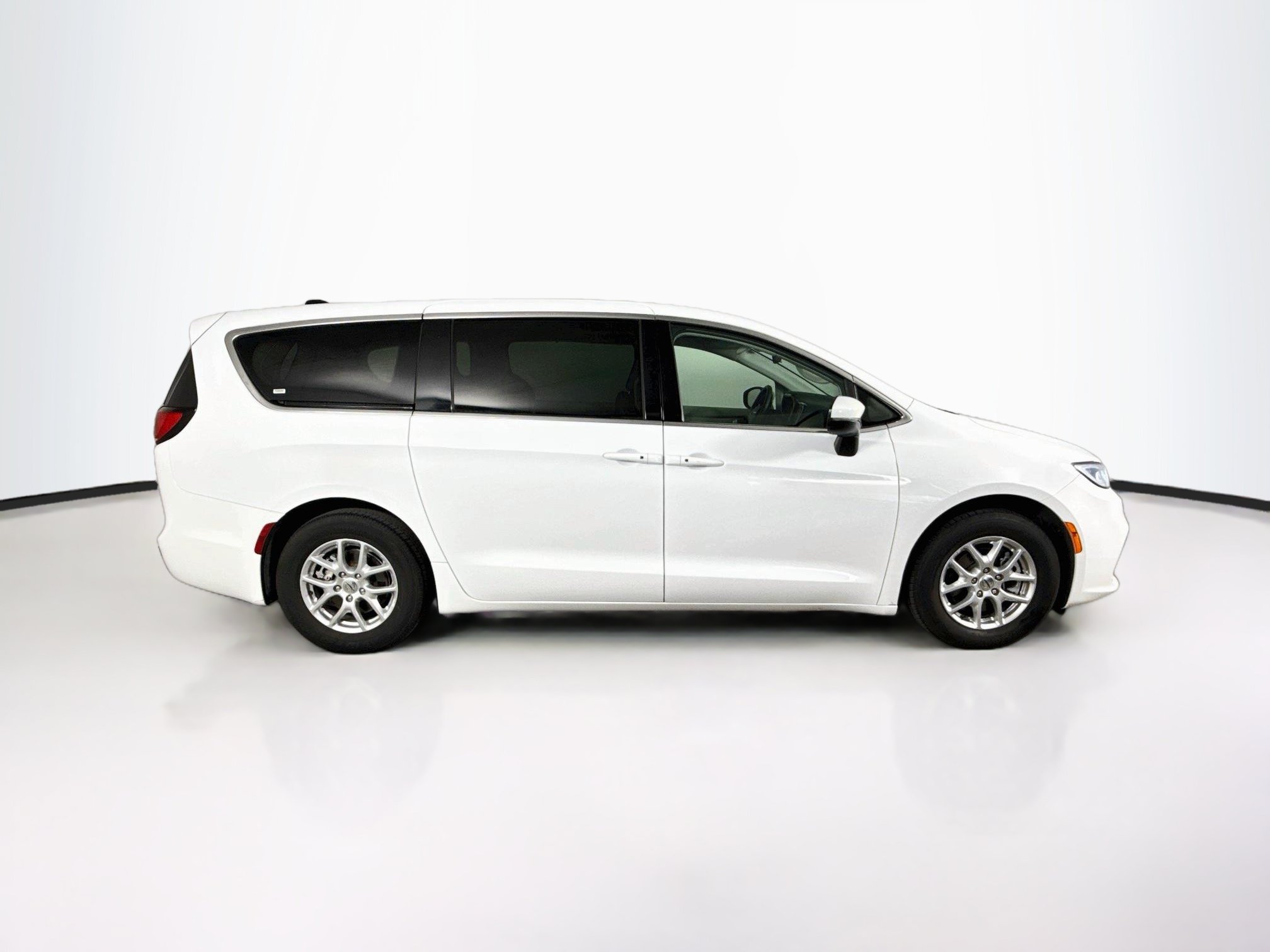Used 2023 Chrysler Pacifica Touring-L FWD image 2