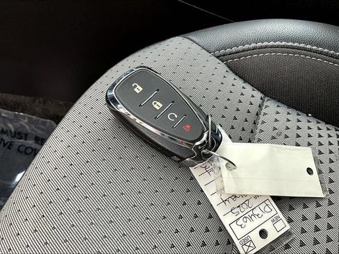 Used 2025 Chevrolet Trax LT FWD image 37
