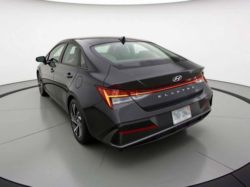 Used 2025 Hyundai Elantra SEL image 5