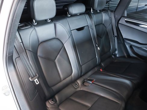 Certified 2022 Porsche Macan image 6