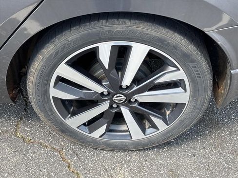 Used 2020 Nissan Versa SR image 13