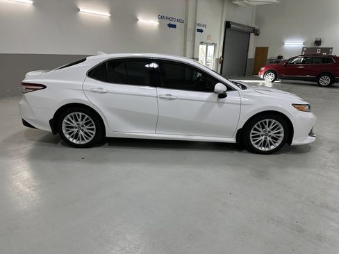 Used 2020 Toyota Camry XLE image 10