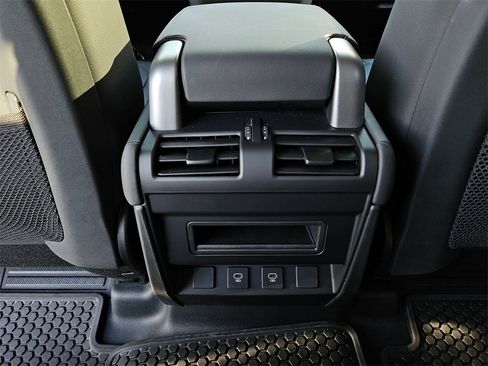 Used 2024 Land Rover Defender 110 SE image 22
