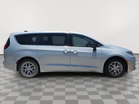 Used 2024 Chrysler Pacifica Touring-L FWD image 9