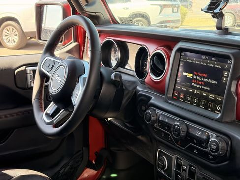 Used 2023 Jeep Wrangler Unlimited Rubicon w/ Cold Weather Group AWD/4WD image 11