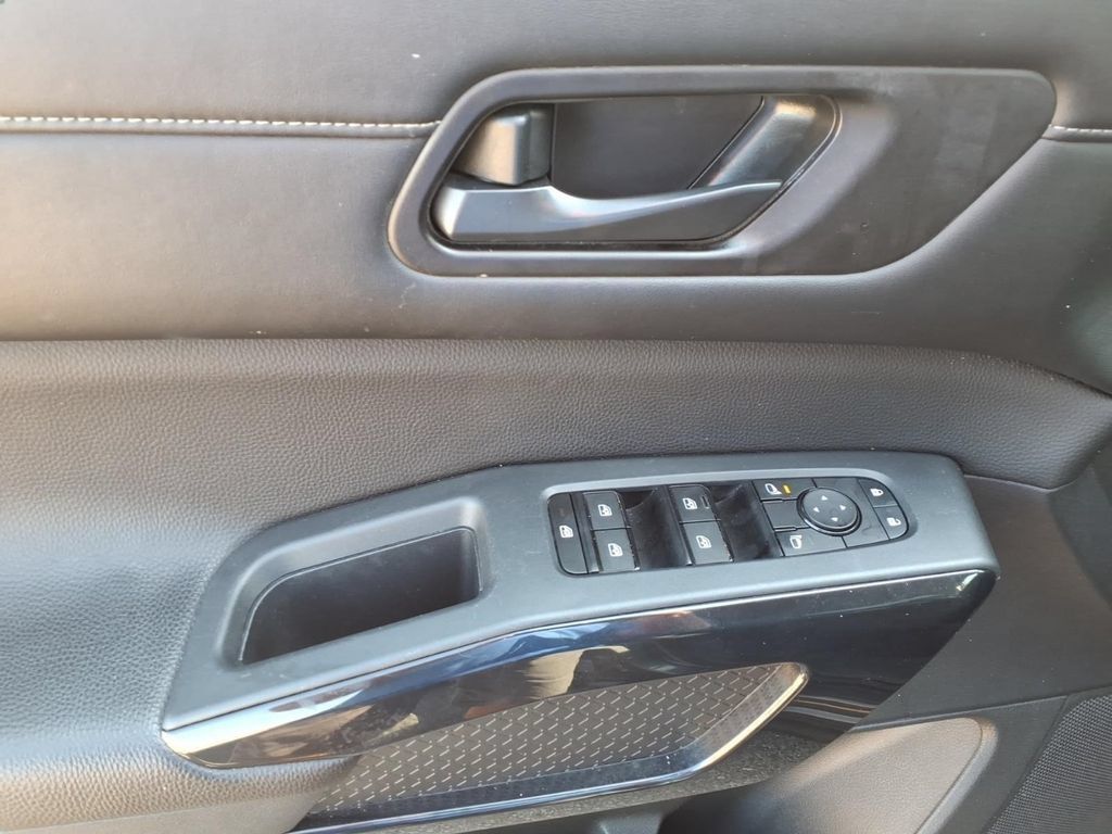 Used 2024 Nissan Pathfinder SV FWD image 15