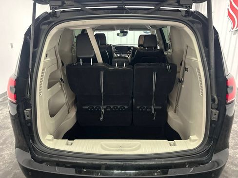 Used 2024 Chrysler Pacifica Touring-L FWD image 16
