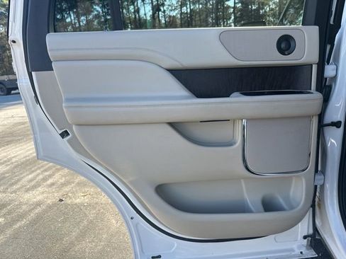 Used 2018 Lincoln Navigator Select w/ Technology Package image 8
