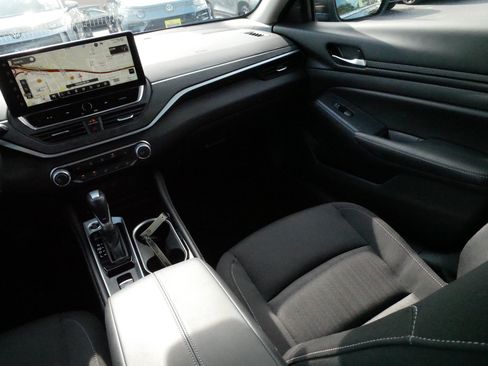 Used 2024 Nissan Altima 2.5 SV w/ SV Premium Package AWD/4WD image 12