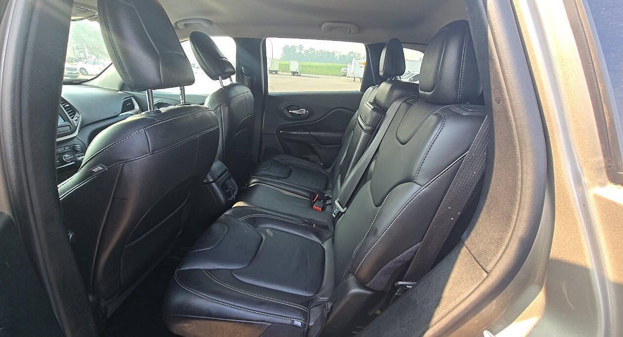 Used 2017 Jeep Cherokee Limited AWD/4WD image 12