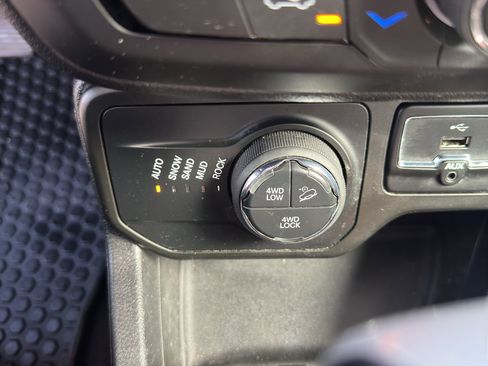 Used 2018 Jeep Renegade Trailhawk w/ Cold Weather Group II AWD/4WD image 33