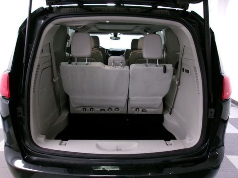 Used 2020 Chrysler Pacifica Limited image 14