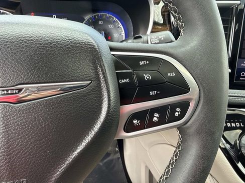 Used 2023 Chrysler Pacifica Limited FWD image 34