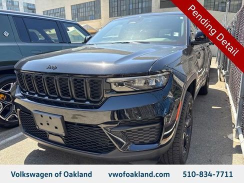 Used 2023 Jeep Grand Cherokee Altitude AWD/4WD image 1