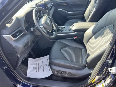 Used 2025 Toyota Highlander XSE AWD/4WD image 16