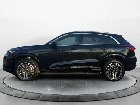 Certified 2025 Audi Q5 Premium w/ Convenience Package image 4