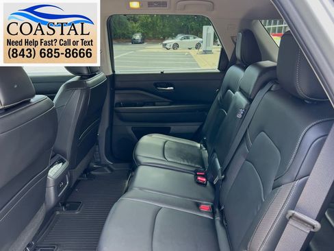Used 2025 Nissan Pathfinder SL FWD image 16