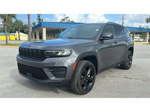 Used 2024 Jeep Grand Cherokee Altitude AWD/4WD image 2